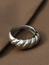 Silver twisted croissant ribbed titanium steel ring, 18k gold-plated