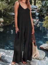 Schwarzer, gerippter Jumpsuit mit weitem Bein, V-Ausschnitt, Falten und Spaghettiträgern