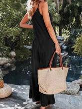 Beige gewebte Strohtasche mit braunen Ledergriffen und weitem Jumpsuit