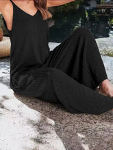 Schwarzer, gerippter Jumpsuit mit V-Ausschnitt und weitem Bein