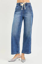 High-waisted risen jeans in classic blue denim with elastic band and wide-leg cropped design