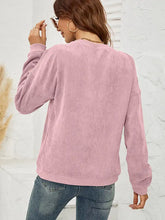 Women’s long-sleeved pink corduroy sweatshirt with mama graphic