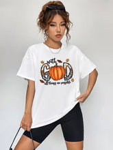 White round neck short sleeve graphic t-shirt with pumpkin print