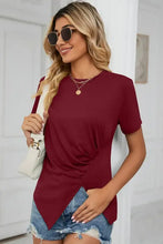 Ruched round neck short sleeve maroon T-shirt with twisted hem