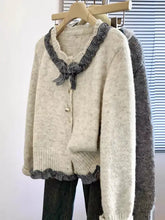 Cremefarbener Cardigan in Erdtönen mit Rüschenbesatz und Vichy-Kragen, leicht elastisch