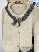 Cardigan in erdigen Tönen mit cremefarbenem Rüschensaum und Vichy-Karree-Schleifenkragen