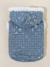Blauer Pailletten-Haustiermantel mit weißem Fellbesatz und Brustgurt-Detail