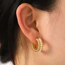 18k gold-plated stainless steel pearl C-hoop earring with twisted rope design