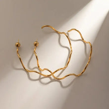 Stainless steel wave shape C-hoop earrings in gold