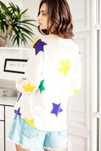 Woman in star print round neck lantern sleeve T-shirt with denim shorts
