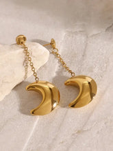 Brincos pendentes em aço dourado com detalhe de corrente em forma de lua crescente