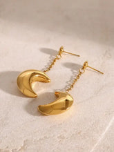 Brincos pendentes em aço dourado com design de lua crescente e elo de corrente