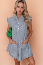 Gestreiftes Mini-Kleid mit Rüschen, Knopfleiste und kurzen Flügelärmeln Gestreifte Freizeitkleider