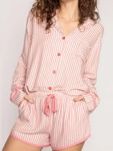 Ensemble détente femme à rayures avec haut à col et manches longues et short, couleur rose pâle