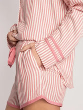 Ensemble détente femme avec haut à manches longues rayé à col et short