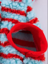 Gestreifter Kapuzenplüsch-Haustierpullover aus Plüschstoff mit rot-blauen Streifen