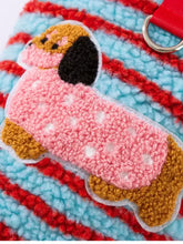 Gemütliche, gehäkelte Hundetasche aus Plüschstoff auf gestreiftem Kapuzenplüsch-Haustierpullover