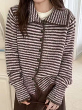 Gestreifte Strickjacke mit Knöpfen, weiche braun-weiße Streifen, leicht dehnbar