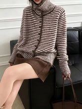 Gemütlicher brauner, cremefarbener, gestreifter Strickcardigan mit Rollkragen, leicht dehnbar