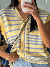 Gelb-blau gestreifte Strickjacke mit kurzen Ärmeln, V-Ausschnitt, Knöpfen, maschinenwaschbar bei Kaltwäsche