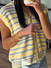 Gelb-blau gestreifte Strickjacke mit kurzen Ärmeln und Knöpfen, maschinenwaschbar bei Kaltwäsche
