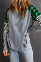 Gray long-sleeve striped plaid round neck T-shirt with green plaid sleeves