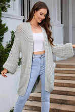 Hellgraue Strickjacke mit Struktur, Glockenärmeln und offenem Vorderteil