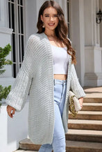 Hellgraue Strickjacke mit Struktur, Glockenärmeln und offenem Vorderteil