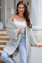 Hellgraue, übergroße Strickjacke mit strukturierter Optik, offenem Vorderteil und Glockenärmeln