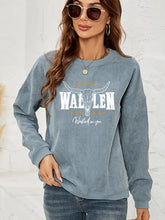 Femme portant un sweat-shirt graphique Wallen bleu ardoise à manches longues