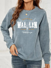 Femme en sweat-shirt graphique bleu en velours côtelé avec imprimé de crâne de taureau