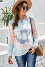 Womens long-sleeve tie-dye sweatshirt with raglan sleeve and round neck