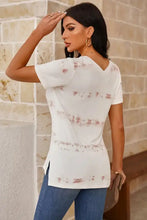 White tie-dye short sleeve V-neck T-shirt with side slits