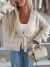 Cremefarbener, vorne zum Binden offener Strickcardigan mit strukturiertem Muster