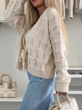 Cremefarbener, vorne zum Binden offener Strickcardigan mit strukturiertem Muster