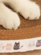 Weiße Katzenpfoten auf braunem Karton eines verschleißfesten Kratzlounges für Katzen