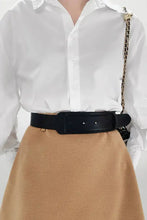 Camicia bianca da donna e gonna color cuoio con ampia cintura in ecopelle