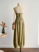 Olivgrüner Jumpsuit mit weitem Bein und geraffter Taille