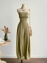 Olivgrüner Jumpsuit mit weitem Bein und geradem Schnitt, mit strukturiertem Oberteil