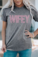 Gray short-sleeve wifey leopard graphic tee in pink print