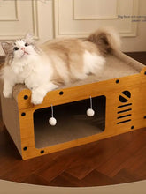 Casa de madera para gatos con rascador beige y juguetes de pompones