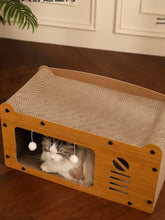 Casa de madera para gatos con rascador y juguetes de pompón