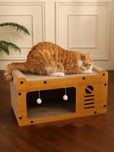 Casa de madera para gatos con rascador marrón claro y almohadilla para rascar beige