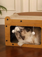 Casa de madera para gatos con rascador, superficie de sisal beige y juguetes de pompones