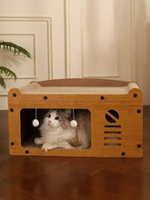 Casa de madera para gatos con rascador, superficie beige, remaches negros, bolas blancas