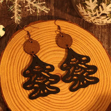 Ohrringe in Form eines ausgeschnittenen Baumes aus Holz