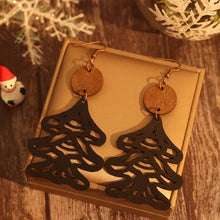 Dunkelbraune Ohrringe aus Holz in Form eines ausgeschnittenen Baumes mit runden Oberseiten