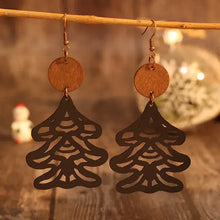 Dunkelbraune Ohrringe in Form eines ausgeschnittenen Baumes aus Holz für Weihnachten
