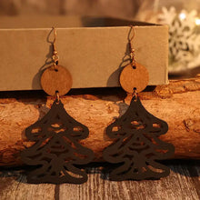 Zwei Ohrringe in Form eines ausgeschnittenen Holzbaums für Weihnachten