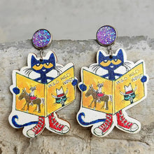 Orecchini pendenti in legno di Pete the Cat che legge il libro Wild Wild West